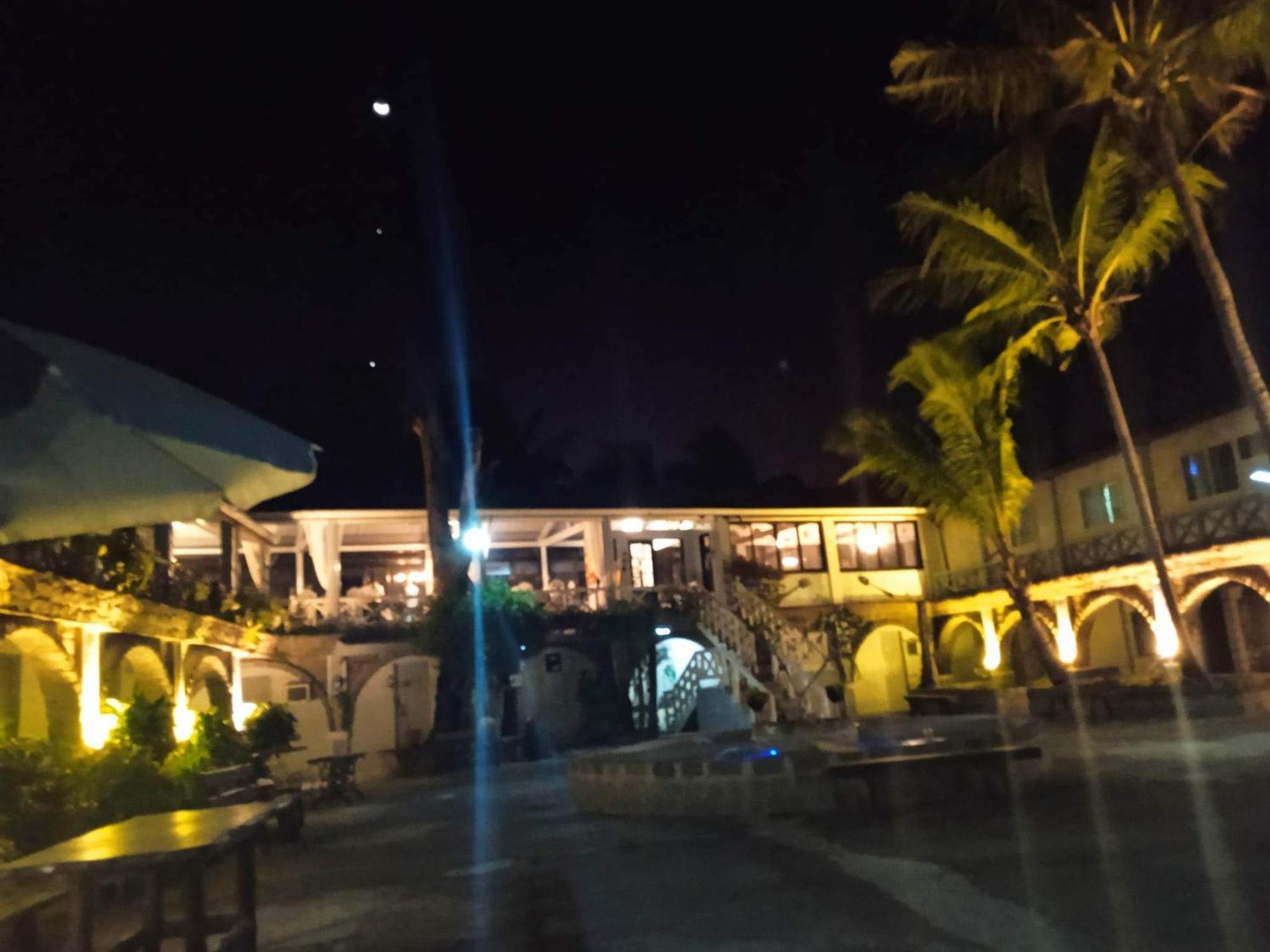 Sunbloom Beachfront Hotel And Restaurant Zambales Sinabacan Rom bilde